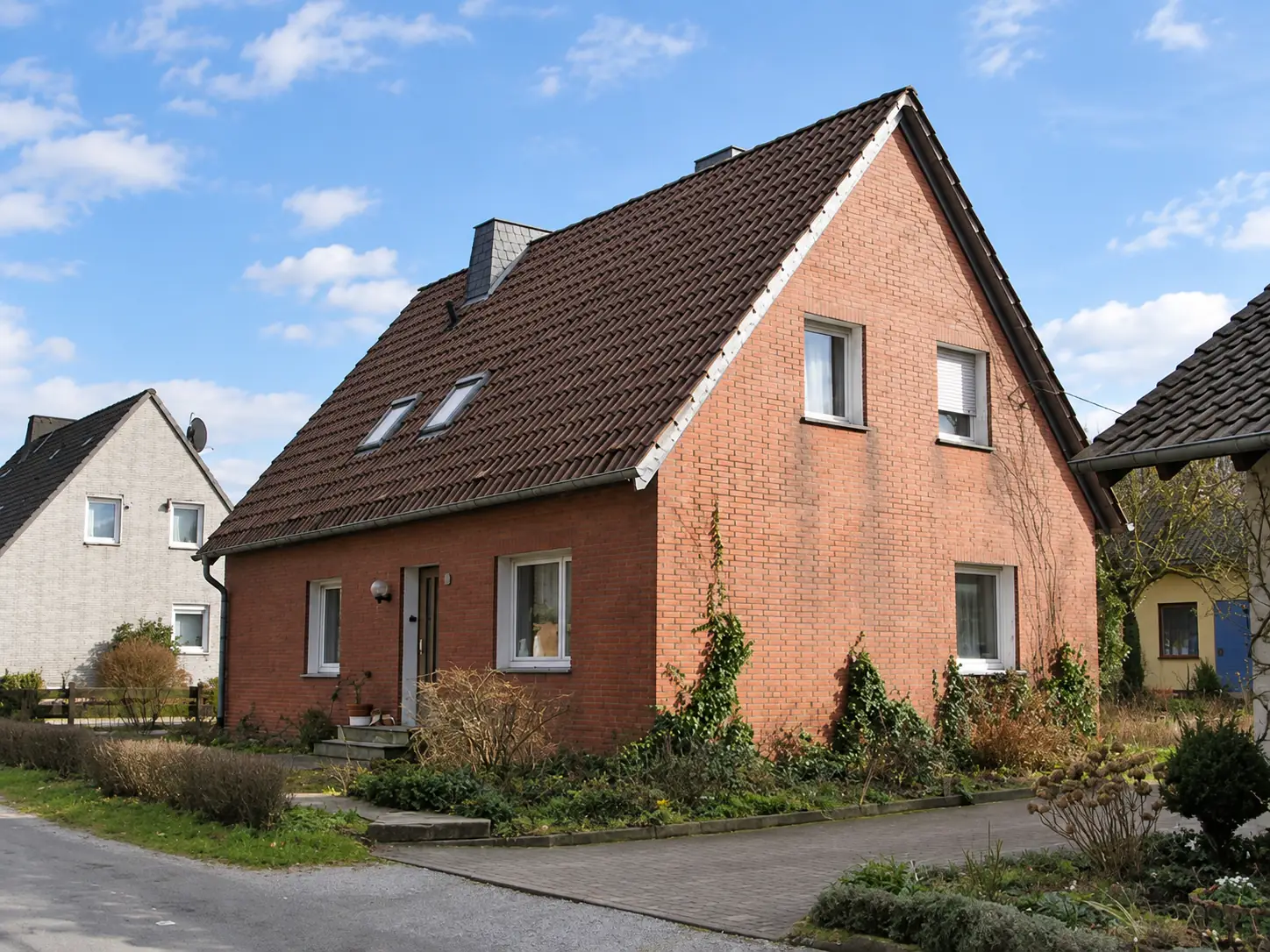Einfamilienhaus vor der Sanierung mit roter Ziegelfassade